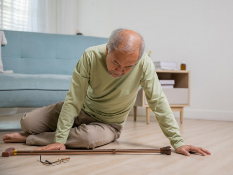 一次失足走向失能危機！走路慢、常頭暈、反應遲鈍…醫揪出跌倒5警訊：身體各系統同時失衡